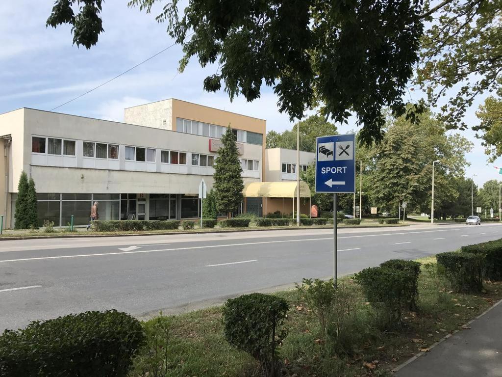 Sport Hotel Tatabánya Exterior photo